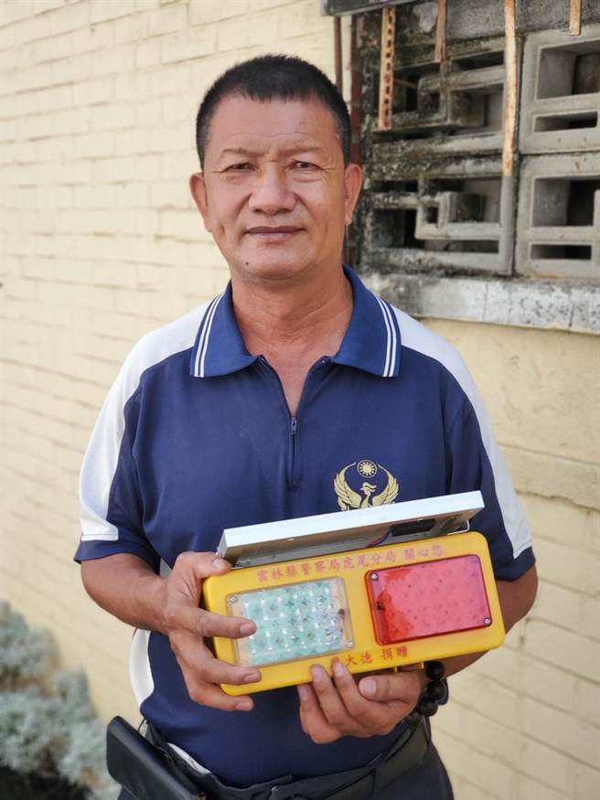 水電工廖家和30年來募集反光片、警示燈，這2年改募集爆閃燈（手中之物），裝設在急轉彎處、路幅縮小處，提醒用路人晚上減速，挽救不少傷亡事件。（周麗蘭攝）