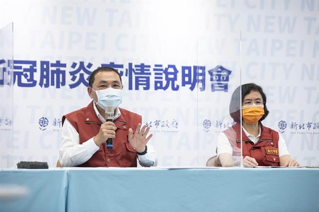 新北市土城區鴻海公司傳出1名研發工程師確診，新北市衛生局長陳潤秋表示，該名員工今早已經再度採檢，檢體送往中央的昆陽實驗室檢驗，實驗室目前宣布僅有單向基因，還沒辦法判為陽性。（新北市政府提供）