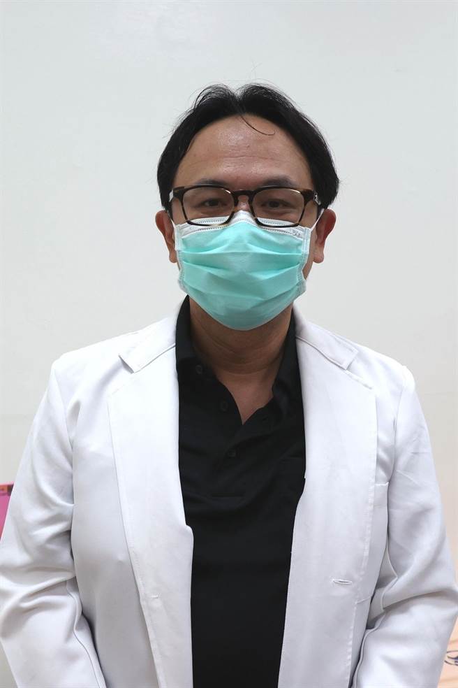 曾冠富医师指，严重的横纹肌溶解症，不仅会引发急性肾衰竭，更可能导致肝臟与其他器官功能异常，程度严重者可能有致命危险，呼吁运动尤其重量训练，应该量力而为，时时补充水分，若出现身体不适就应立即休息不要勉强。（员生医院提供／谢琼云彰化传真）