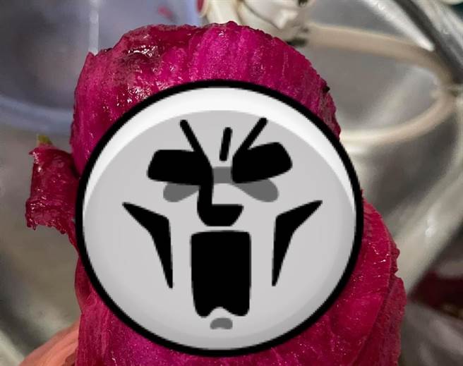 好市多火龙果惊见硕大肥虫，让不少网友吓歪。（图／翻摄自Costco好市多 商品经验老实说）