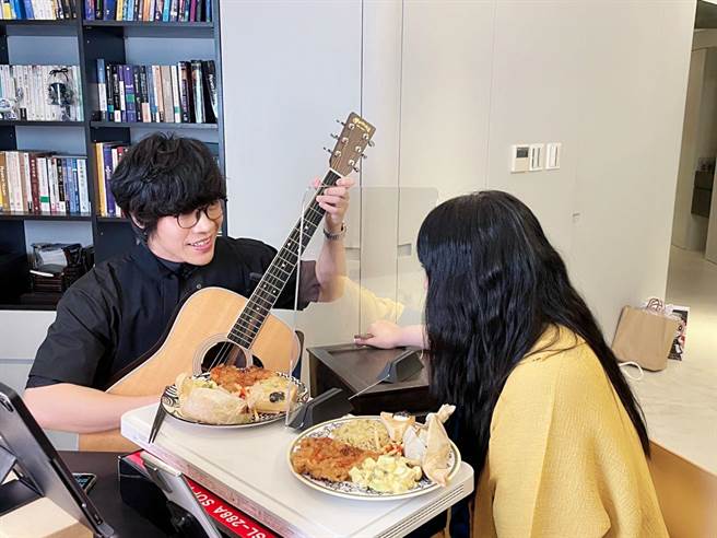 卢广仲22日参加唐绮阳的直播餐桌，整场笑声不断。（添翼创越工作室提供）