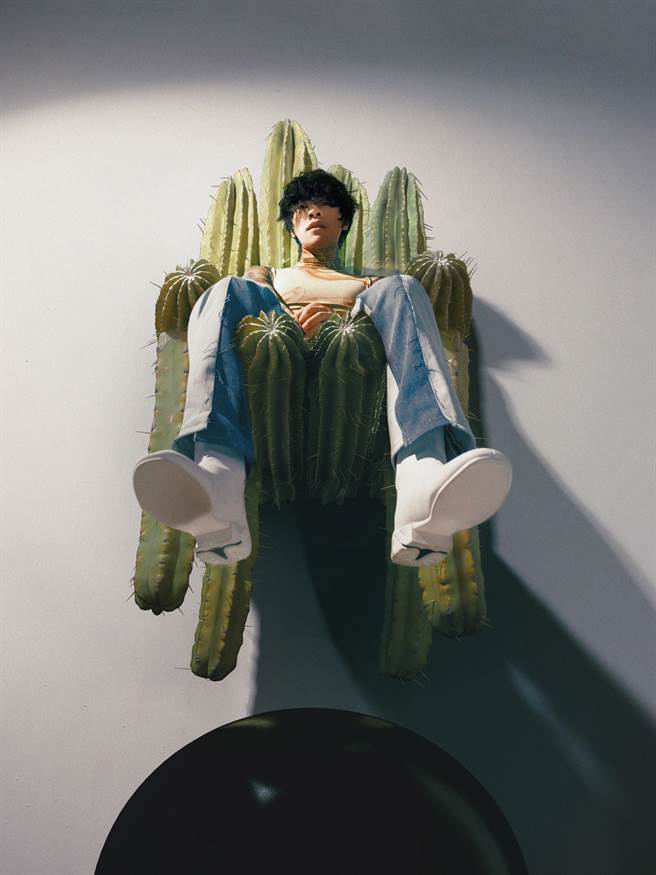 卢广仲以全新时尚感十足的造型推出第六张专辑《励志论》。（添翼创越工作室提供）