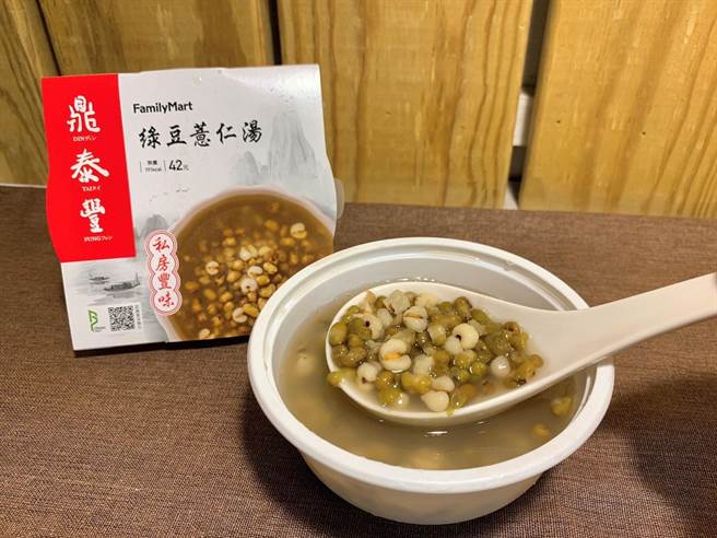 全家Ｘ鼎泰豐「綠豆薏仁湯」42元。（全家提供）