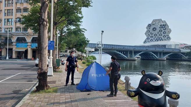 高雄苓雅區五福橋下23日下午發現一具女浮屍，該名女子身穿休閒短褲、運動鞋，警方正在釐清相關案情、死因。（翻攝畫面／洪浩軒高雄傳真）