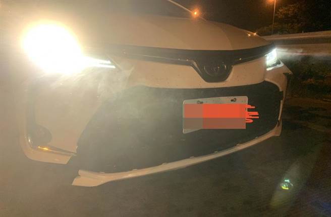 半夜国道撞到狗，车子损毁严重。（翻摄《mobile01》）