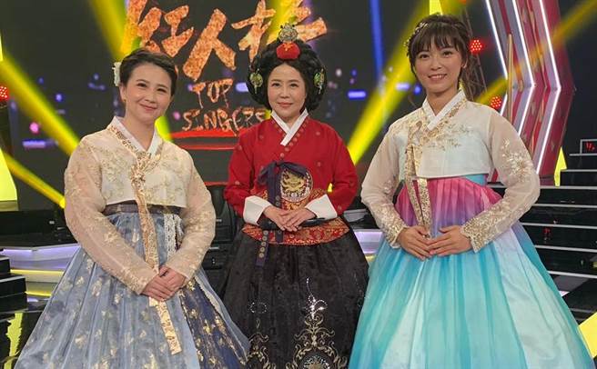 于美人（中）戴上皇后娘娘的假髮跳韓國舞。（摘自臉書）