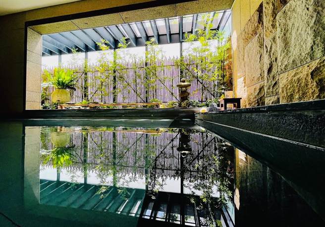 雲品煙嵐風呂私人湯屋坐擁35坪空間，可安心享受靜謐的私人泡湯空間。（雲品提供）