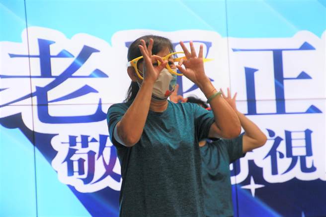 台东县府近年推动「老花正潮」敬老好视力服务，县长饶庆铃23日宣布服务再下修5岁，成为全国第1个补助60岁以上长者配老花眼镜的县市。（蔡旻妤摄）