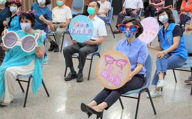 台东县府近年推动「老花正潮」敬老好视力服务，县长饶庆铃23日宣布服务再下修5岁，成为全国第1个补助60岁以上长者配老花眼镜的县市。（蔡旻妤摄）