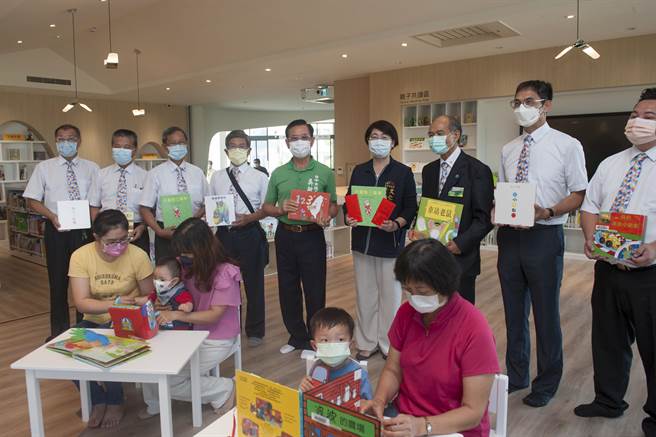 市议员吴敏济23日与大甲扶轮社共同捐款给外埔图书馆购书。（陈淑娥摄）