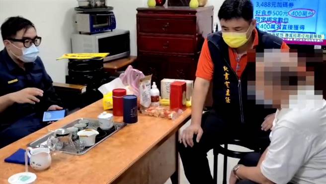 蘆竹警分局的員警們不斷說服林翁這是場騙局，成功守住老翁的百萬積蓄。（蘆竹警分局提供／陳夢茹桃園傳真）