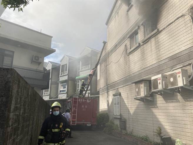   救難人員緊急架起梯子，協助受困在3樓的母女脫困。（宜蘭縣政府消防局提供／胡健森宜蘭傳真）