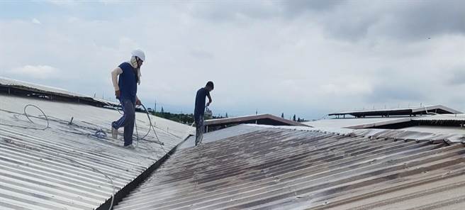 在台湾工厂跟农舍，大多以铁皮或石棉瓦做屋顶，如果建筑物以不导热涂料隔热，可以快速有效的降温。（冯惠宜摄）