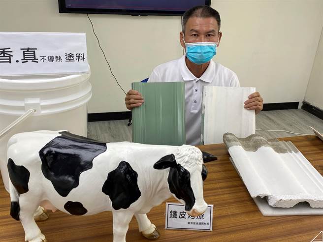台中欣新农生物科技公司经理王水池分析，台湾天气炎热，铁皮或石棉瓦屋顶加一层不导热涂料阻隔，可有效降温。（冯惠宜摄）