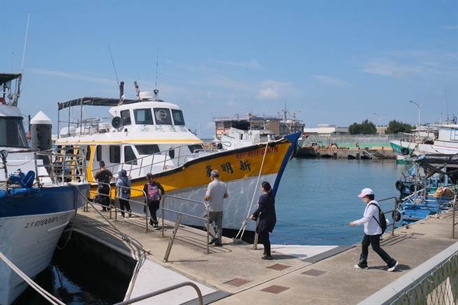 中彰苗联合海葬，于梧栖渔港启航出海。（台中市政府提供）