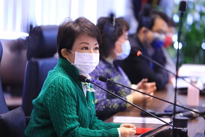 臺中市政府获颁性别平等创新奖，图为卢秀燕市长率一级机关主管参与性别平等课程，推动机关政策研拟及规划都要纳入性平观念。(图/臺中市政府提供)