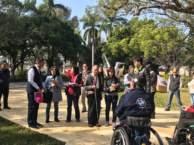 臺中市政府于2020年举办台湾灯会，规划中即运用「性别友善环境评核机制」，图为社会局长彭怀真与性别平等及身障领域专家学者实地进行评估检视。(图/臺中市政府提供)