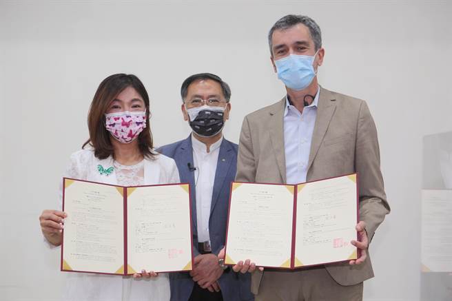 為呼應行政院打造台灣為「雙語國家」政策，推動各項雙語課程計畫，23日在台北市副市長蔡炳坤（中）的協助下，泰北高中董事長楊奕蘭（左）與台北法國學校家長協會理事高西林（Cyrille Gosset）（右）簽署MOU，讓台北法國學校學子進入泰北校園共同學習，共創國際教育未來願景，讓學生了學習法國語言、教育及文化，是為全台首創。（張鎧乙攝）