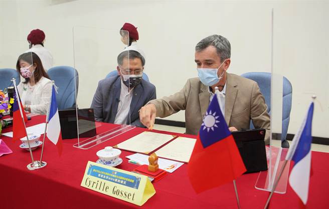 為呼應行政院打造台灣為「雙語國家」政策，推動各項雙語課程計畫，23日在台北市副市長蔡炳坤（中）的協助下，泰北高中董事長楊奕蘭（左）與台北法國學校家長協會理事高西林（Cyrille Gosset）（右）簽署MOU，讓台北法國學校學子進入泰北校園共同學習，共創國際教育未來願景，讓學生了學習法國語言、教育及文化，是為全台首創。（張鎧乙攝）