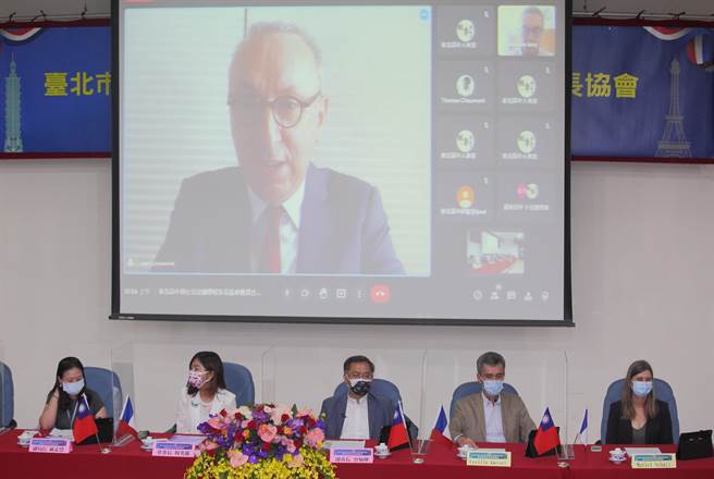 為呼應行政院打造台灣為「雙語國家」政策，推動各項雙語課程計畫，在台北市府的協助下，泰北高中董事長與台北法國學校家長協會23日簽署MOU，台北市教育局副局長陳素慧（左起）、泰北高中董事長楊奕蘭、副市長蔡炳坤、台北法國學校家長協會理事高西林（Cyrille Gosset）與法國在台協會合作專員石淼（Muriel Schmit）等人出席簽約儀式，連在防疫旅館隔離的法國駐台代表公孫孟（Jean-Francois Casabonne-Masonnave）也專程視訊連線致詞。（張鎧乙攝）