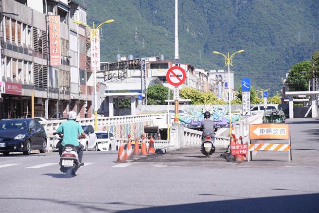 改善路面不平整，花蓮市中山地下道機車道（圖右）正在刨鋪施工。（花蓮市公所提供／王志偉花蓮傳真）
