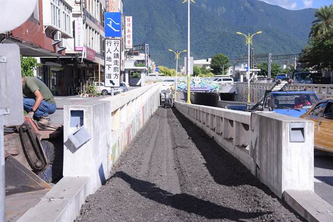 因0206強震，中山路地下道機車道牆面龜裂，雖無無險性，現階段仍以改善路面不平整為主。（花蓮市公所提供／王志偉花蓮傳真）