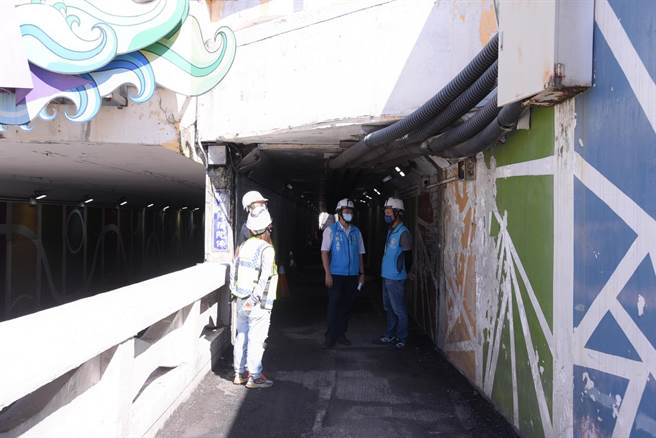 花蓮市長魏嘉賢偕同建設課長徐國城前往中山地下道施工現場，關切目前正在進行的機車道刨鋪工程。（花蓮市公所提供／王志偉花蓮傳真）