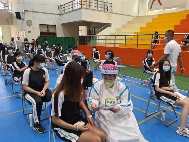 新竹市香山高中传出校方不让未施打疫苗学生参加校外教学活动，经过学生反应后，校方已调整作法。（邱立雅摄）