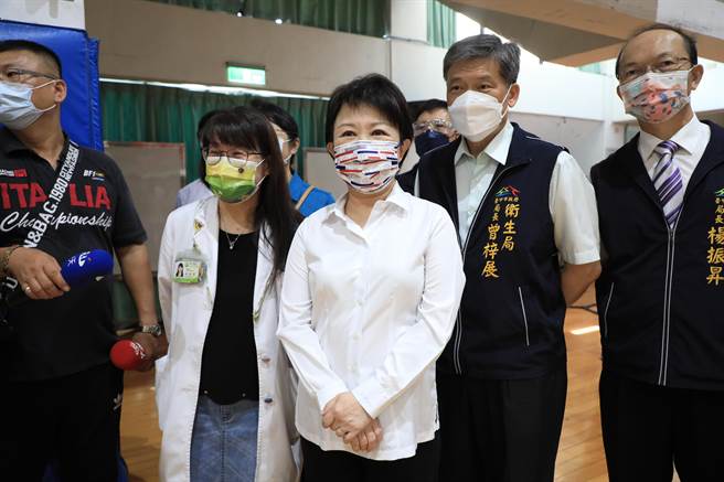 台中市長盧秀燕(中)宣布，台中市第二劑莫德納接種年齡下修到70歲。(林欣儀攝)