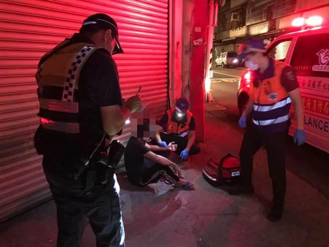 一名男子因身體不適倒臥在路邊電線桿並自行報案，八德警分局警員獲報趕抵現場協助就醫。（桃園市八德警分局提供／陳夢茹桃園傳真）