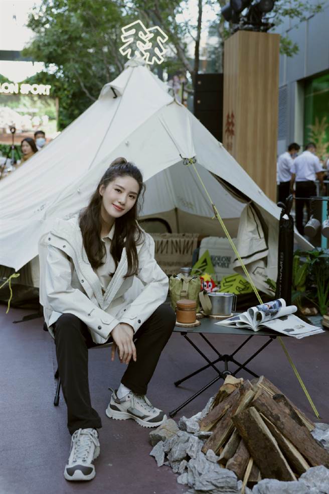 刘诗诗豪迈开腿坐，举手投足轻松又帅气。（图／取材自诗诗的小板报微博）