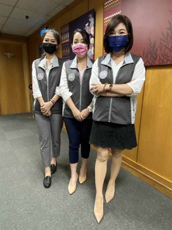 新闻处专委吴安琪(右起)、市政府参议王佩毓(前起)、经发局招商科专员卓芷戎。(蔡依珍摄)