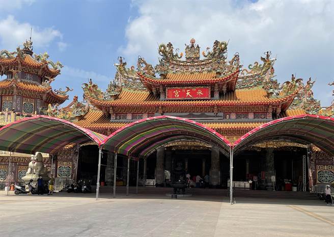 雲林縣四湖鄉參天宮鼓勵向學，全鄉國中、小學生普發1000元助學金。（張朝欣攝）