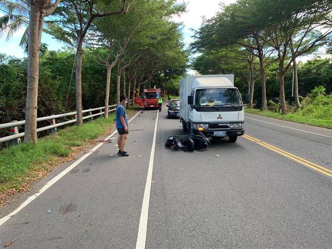 台東縣東河鄉23日發生貨車與機車事故。（台東縣消防局提供／蔡旻妤台東傳真）