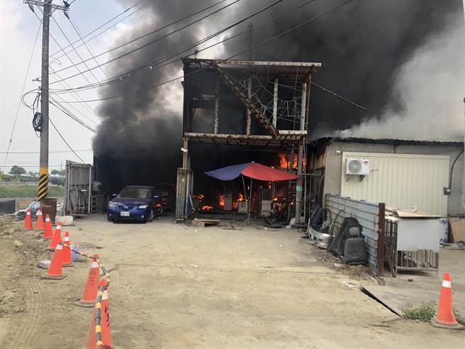 台南下营汽车修护厂火警，工厂半毁3辆待修汽车也遭波及。（读者提供／刘秀芬台南传真）