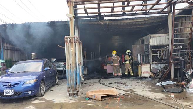 台南下营汽车修护厂火警，工厂半毁3辆待修汽车也遭波及。（读者提供／刘秀芬台南传真）