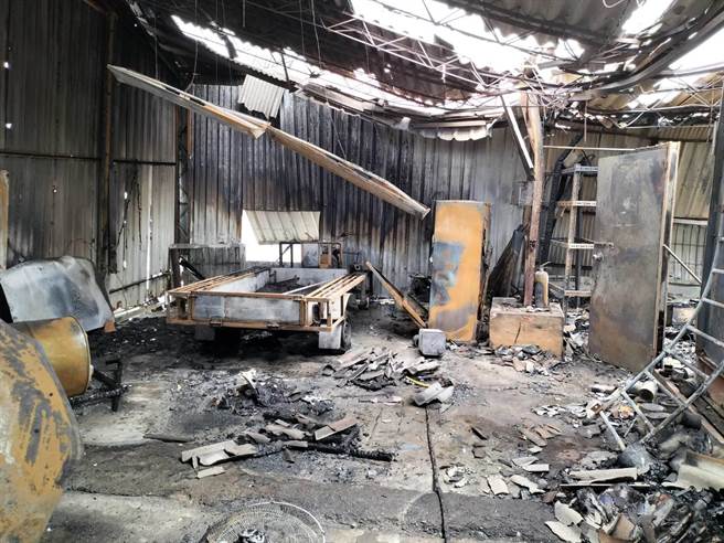 台南下营汽车修护厂火警，工厂半毁3辆待修汽车也遭波及。（读者提供／刘秀芬台南传真）