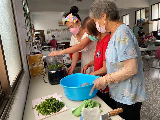 嘉县新港乡古民社区的长辈们学习如何用机器将空心菜打成汁。（张亦惠摄）