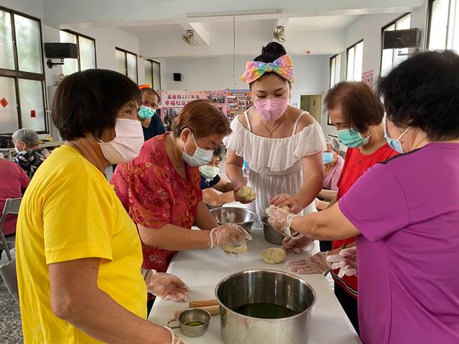 嘉县新港乡古民社区理事长蔡峻杰的太太刘宝薇（中）除研发空心菜产品食谱外，也教他们如何制作。（张亦惠摄）