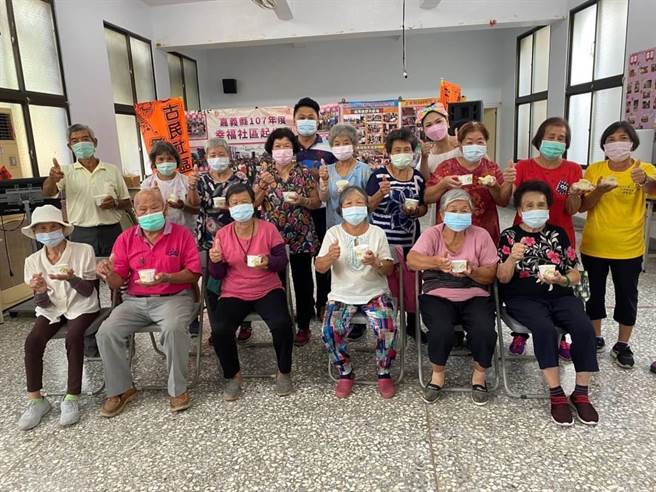嘉县新港乡古民社区的长辈们自己制作蒸蛋、馒头等空心菜相关商品，除吃得健康外，也提升自我价值。（蔡峻杰提供／张亦惠嘉县传真）