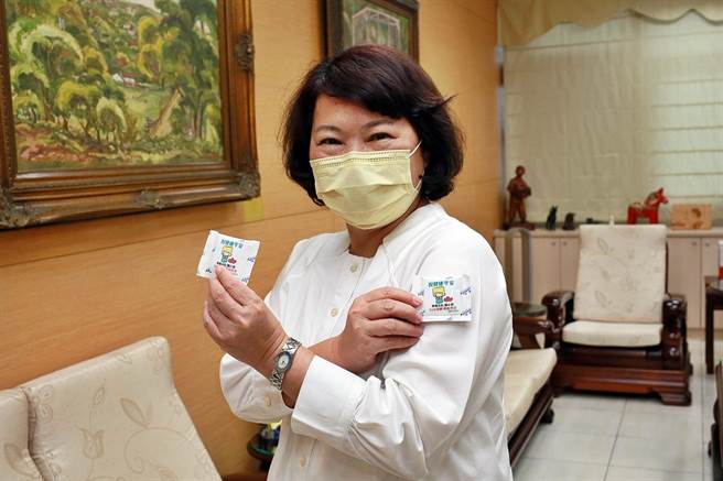 嘉義市長黃敏惠贈送「小冰寶」給打疫苗的學生，以緩解施打後的不適感。（嘉義市政府提供）