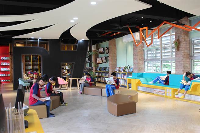 彰化县田中镇东和国小坐落在八卦山麓翠绿的山峦间，丰富的自然资源让小朋友在大自然中快乐成长，但有别于一般山林小学给人老旧的刻板印象，东和国小号称饭店级的环境。（吴建辉摄）