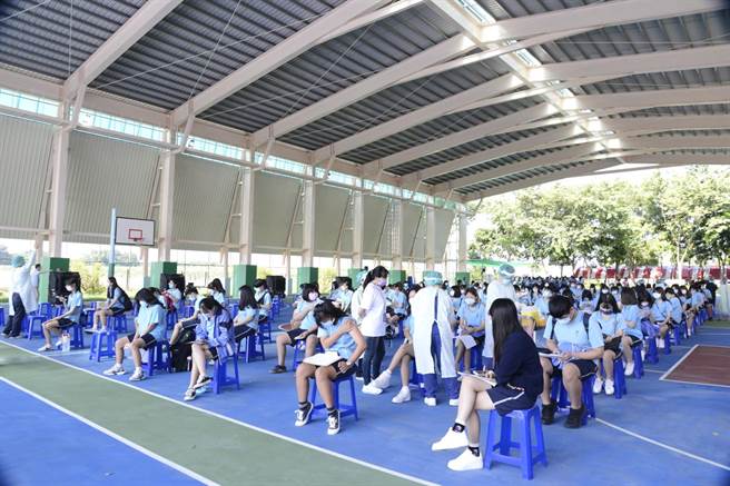 大林慈濟醫院承接多場學校接種任務，23日第一場在崇仁護專大林校區為1400多名學生施打疫苗。（大林慈濟醫院提供／張亦惠嘉縣傳真）