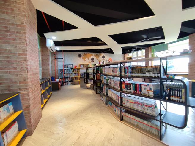 走入东和国小社区共读站，彷佛置身高级饭店的大厅一样，宽敞舒适的开放空间，高级的灯饰、充满创意的造型桌椅，凤梨意象的天花板，让人很难与学校图书馆联想在一起。（吴建辉摄）