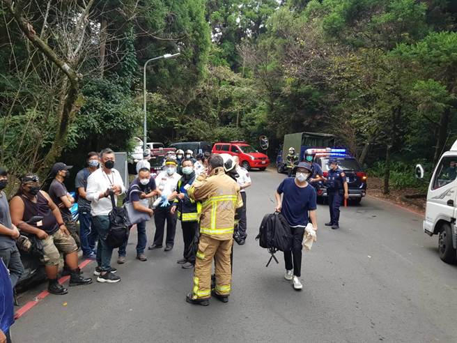 達騰娛樂劇組人員23日下午3點多在竹子湖黑森林搭棚架誤觸蜂巢，總計9男4女受傷。（圖／李文正翻攝）