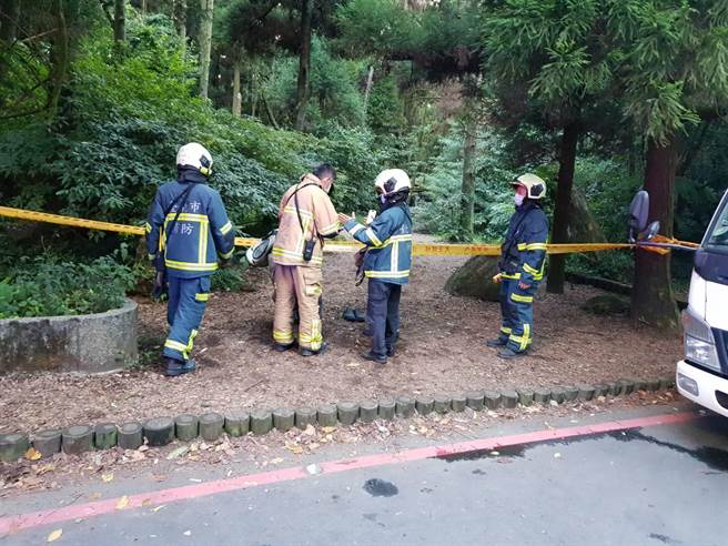 蜜蜂螫傷劇組人員13人，警消現已拉起封鎖線，避免有人再次誤觸蜂巢引發蜜蜂攻擊。（圖／李文正翻攝）