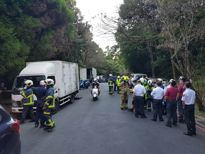 蜜蜂螫傷劇組人員13人，警消現已拉起封鎖線，避免有人再次誤觸蜂巢引發蜜蜂攻擊。（圖／李文正翻攝）