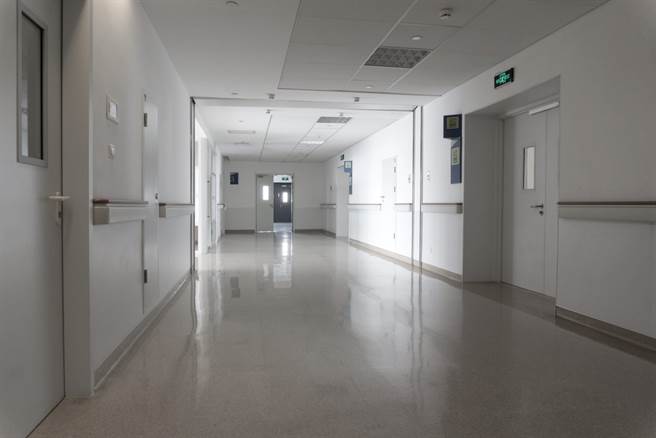 原医院从本月20日到22日发生群聚感染，有25人确诊，分别是17名住院病患与8名医院职员。(示意图／shutterstock)