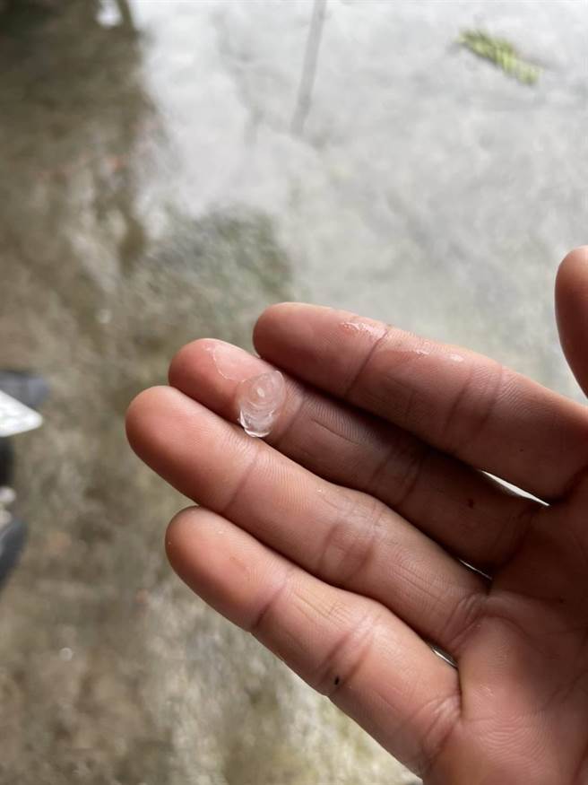 台南市東山山區23日午後對流旺盛，下午3點開始下起大雨。（讀者提供／張毓翎台南傳真）