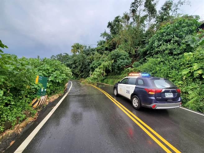 大雨造成白河區172乙線大仙寺旁道路竹子倒塌，阻礙道路，警方到場維持通行秩序。（讀者提供／張毓翎台南傳真）